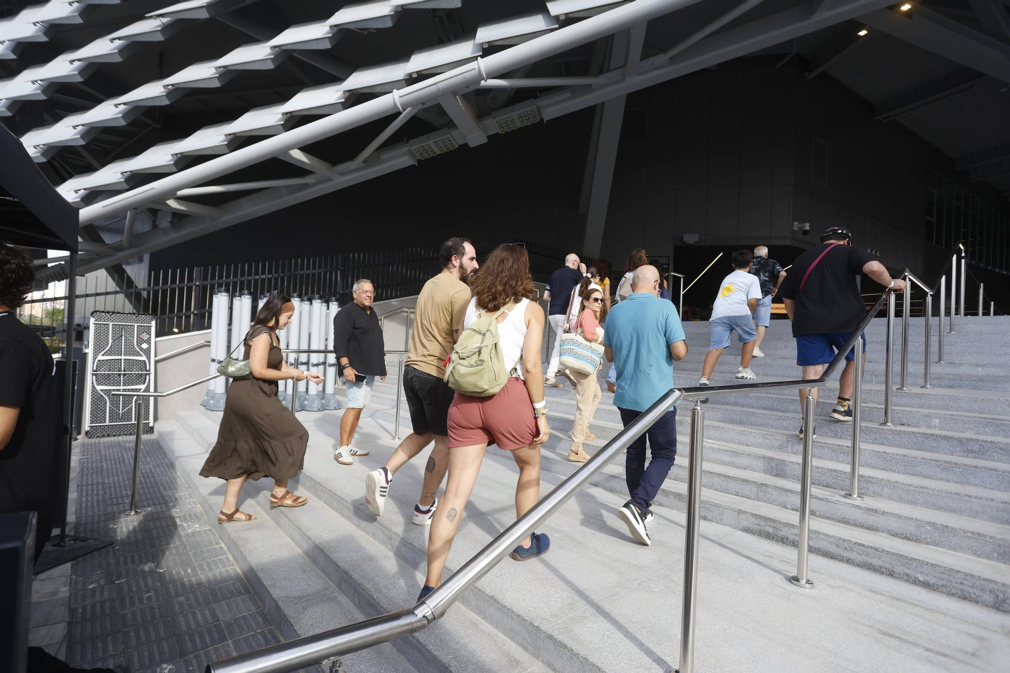 La afición del Valencia Basket visita el Roig Arena
