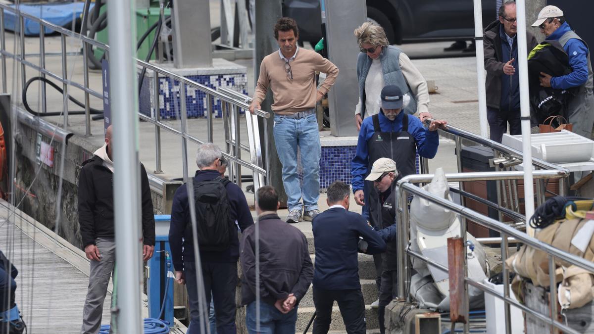El rey Juan Carlos I, Simoneta Gómez-Acebo y Pedro Campos llegan al puerto de Sanxenxo.
