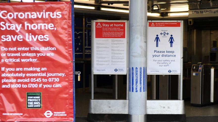 Avisos en el Metro de Londres.