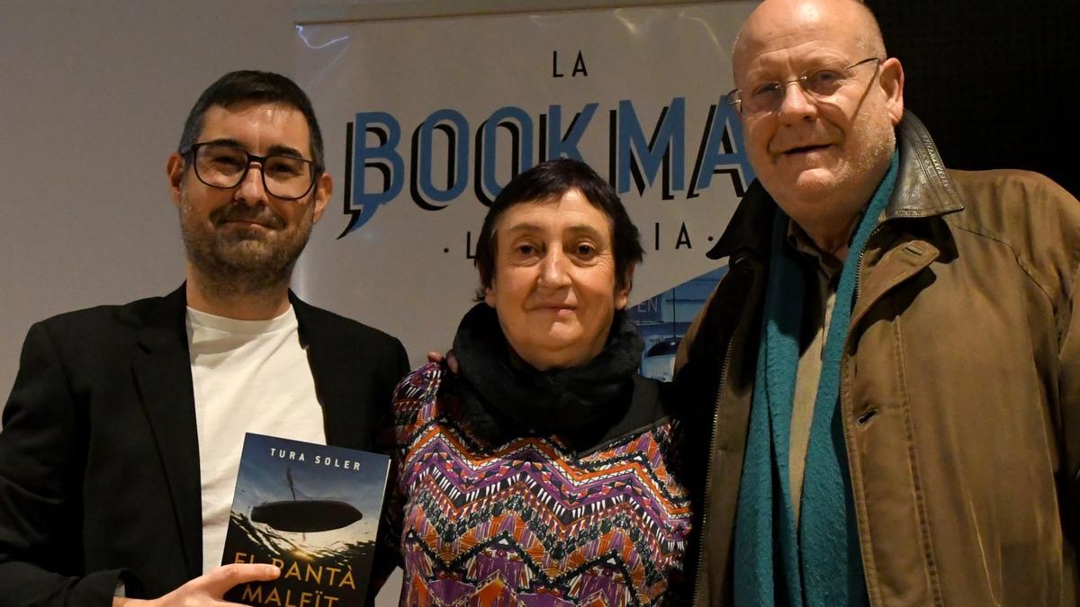 L&#039;autora del llibre Tura Soler acompanyada pel metge forense Narcís Bardalet i el comunicador Jacint Casademont