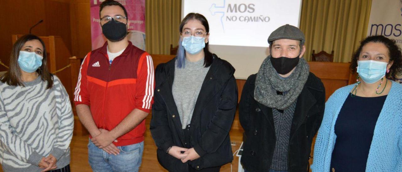 Alumnos y alumnas del taller de empleo con el profesor y representantes del Ayuntamiento.  | // D.P