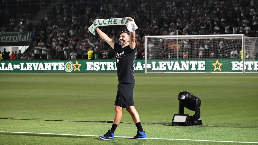 Eder Sarabia sostiene una bufanda del Elche durante la fiesta por el ascenso a Primera del Martínez Valero.