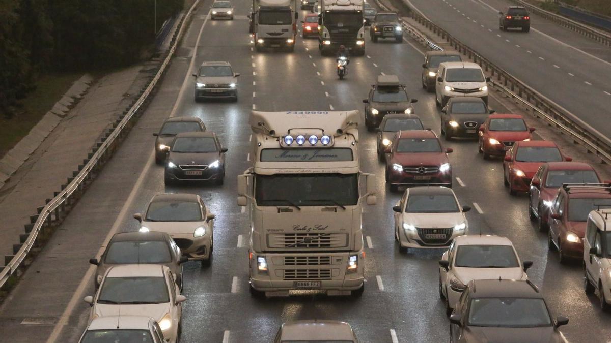 Una caravana de camiones recorre lentamente M laga y complica el