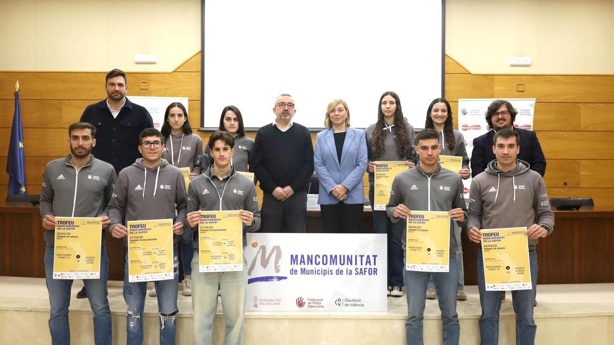 Jugadors, jugadores i autoritats en la posada de llarg del Trofeu Mancomunitat de la Safor de raspall 2025.