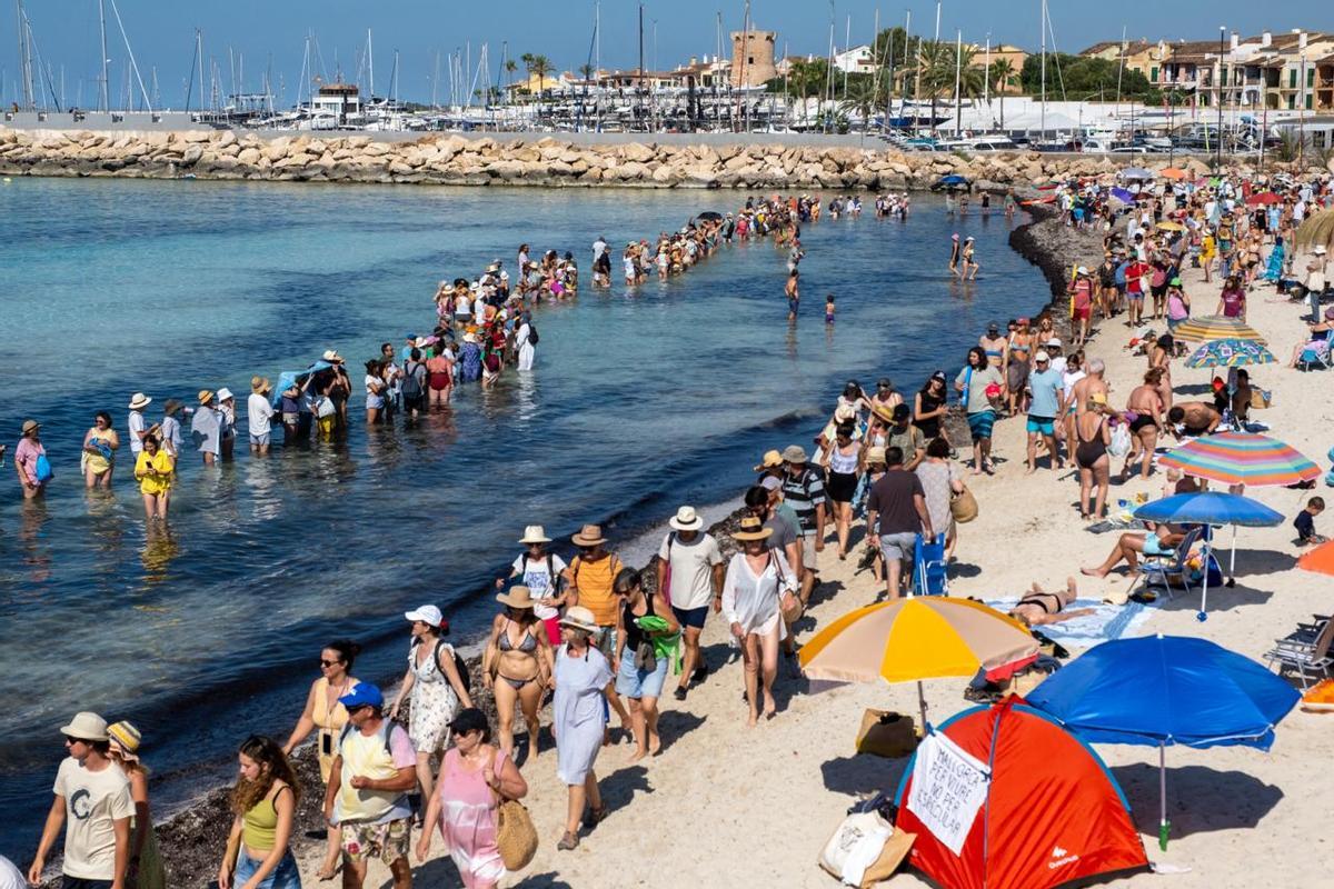 Miles de personas forman una cadena humana para protestar contra la desprotección de es Trenc Miles de personas forman una cadena humana para protestar contra la desprotección de es Trenc