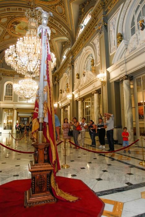 Visita a la Real Senyera en el Ayuntamiento