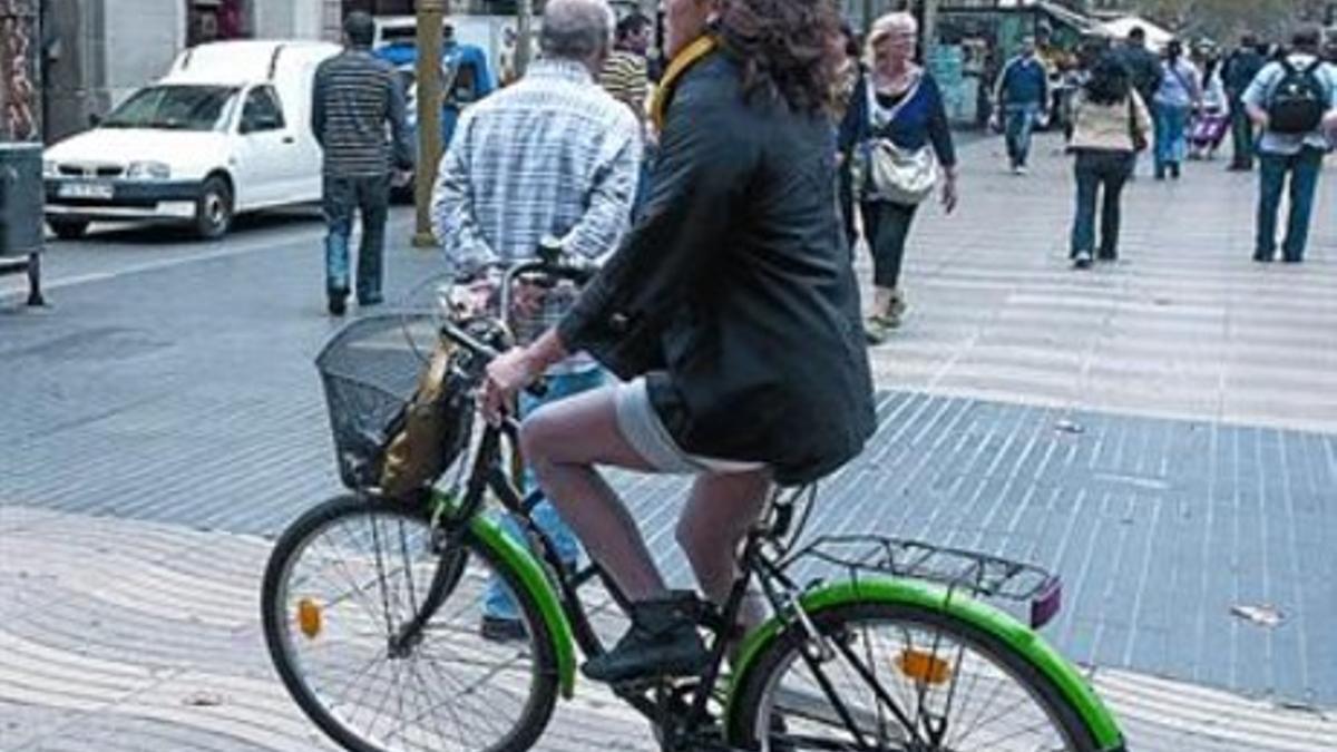 Una bicicleta circula entre los peatones de la Rambla, el pasado día 3.