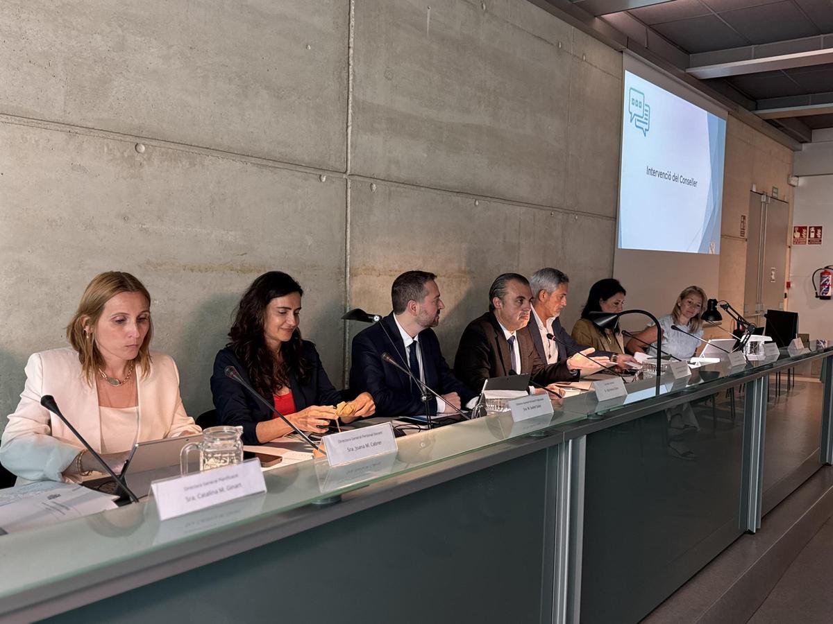 Vera (centro) durante la reunión con los directores de Secundaria de este lunes.