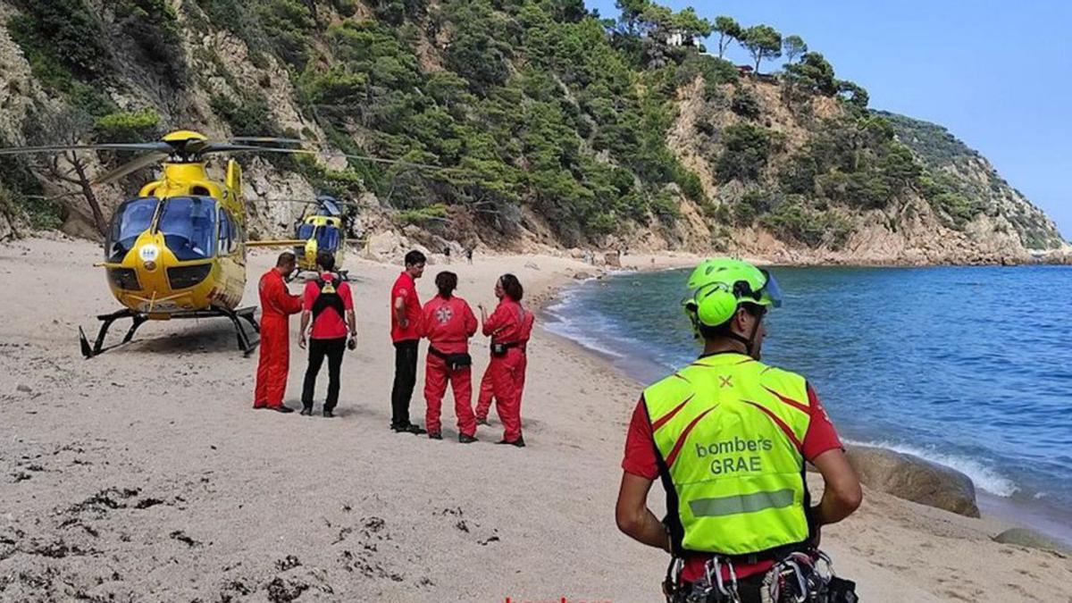 Un grup dels GRAE en el marc del rescat, ahir.  | BOMBERS DE LA GENERALITAT