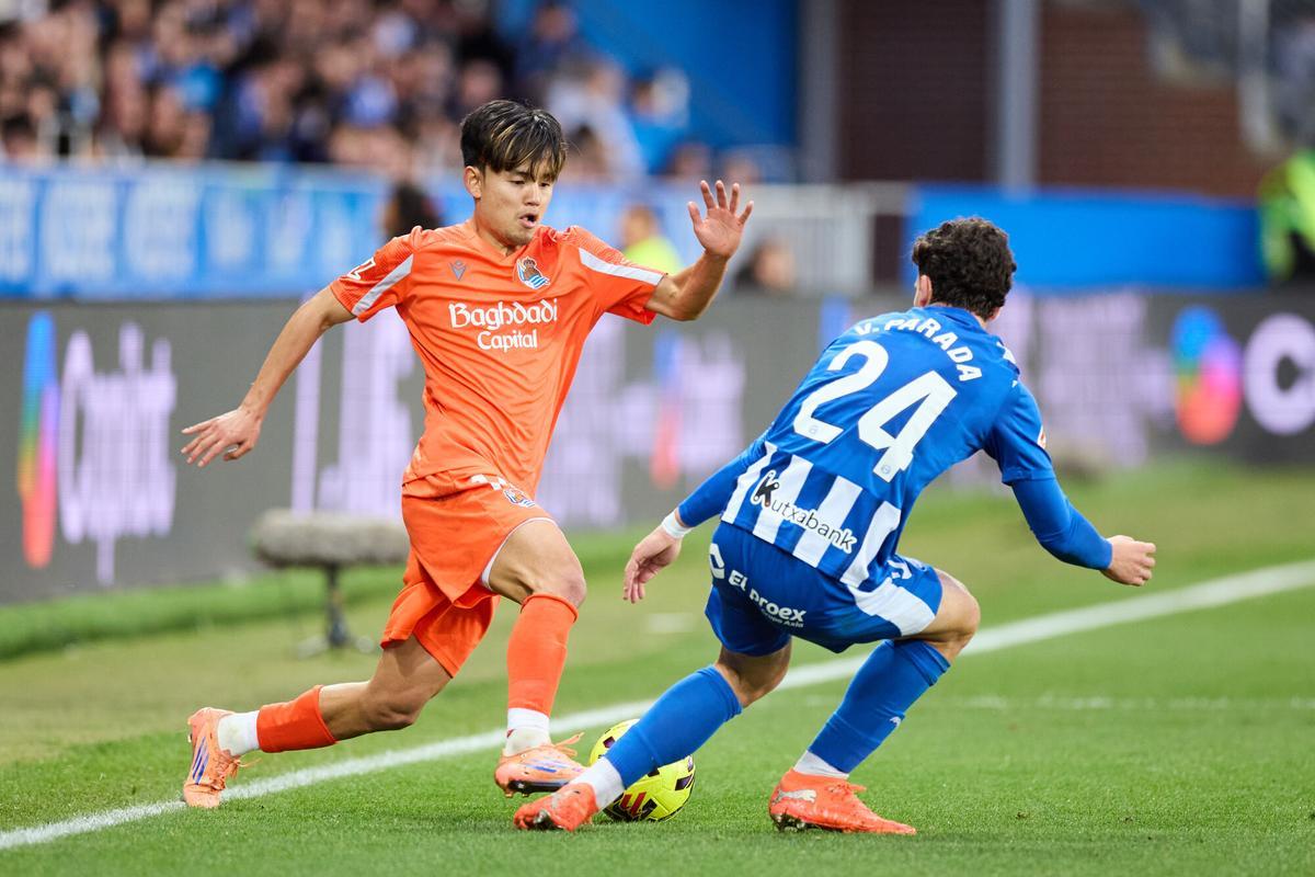 Takefusa Kubo of Real Sociedad competes for the ball with Victor Parada of Deportivo Alaves during the LaLiga EA Sports match between Deportivo Alaves and Real Sociedad at Mendizorrotza on December 6, 2025, in Vitoria, Spain. AFP7 06/12/2025 ONLY FOR USE IN SPAIN. Ricardo Larreina / AFP7 / Europa Press;2025;SPAIN;SPORT;ZSPORT;SOCCER;ZSOCCER;Deportivo Alaves v Real Sociedad - LaLiga EA Sports