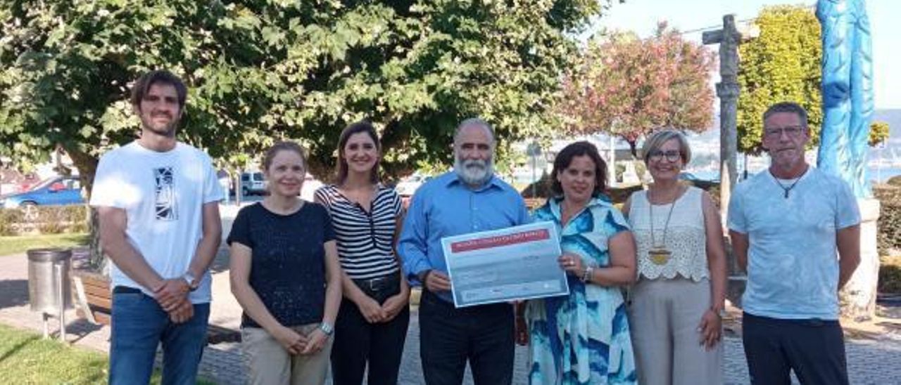 Responsables del Concello y de Olladas, con el cartel. | G.N.