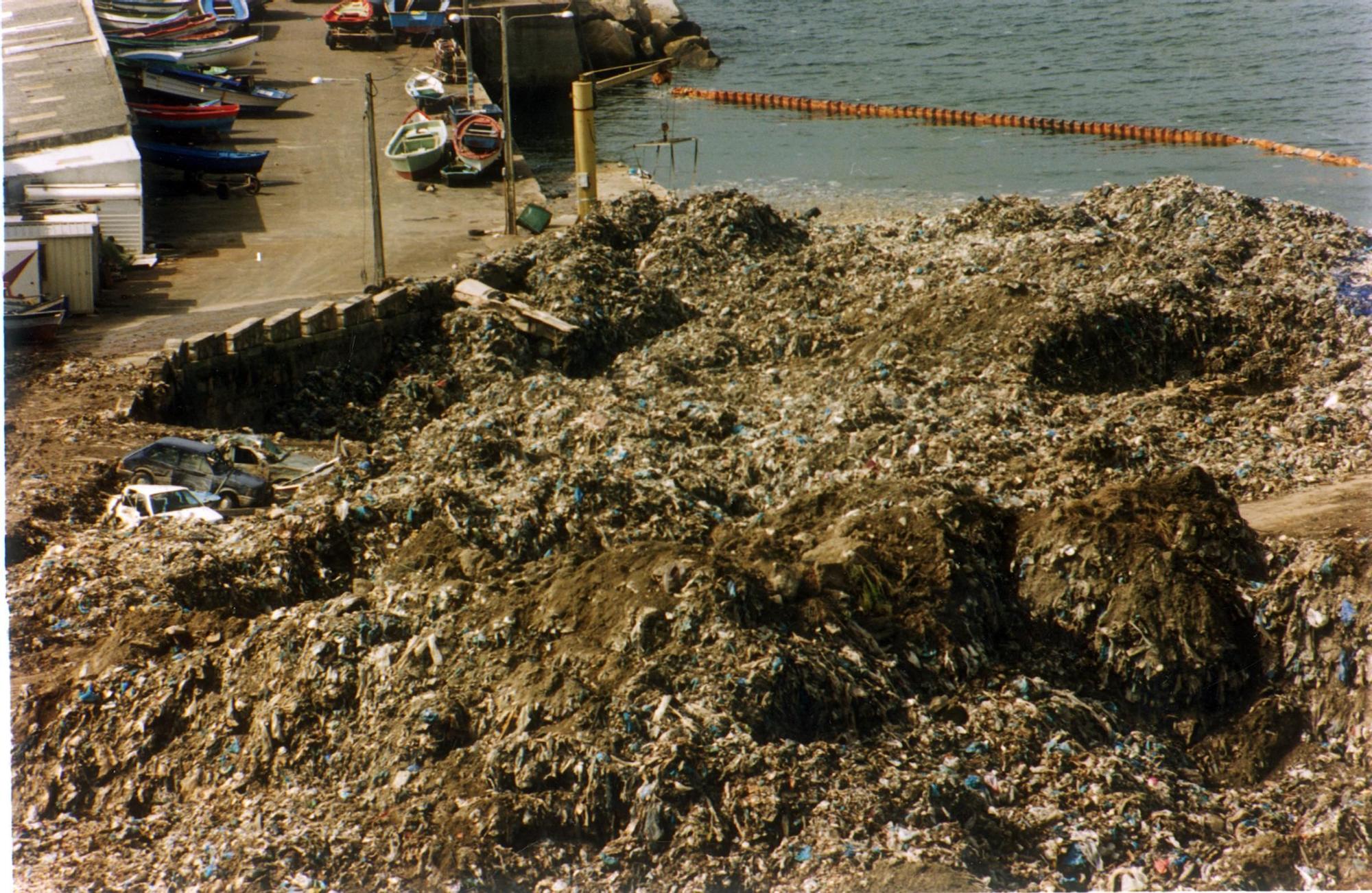 Derrumbe del vertedero de Bens en A Coruña en 1996 Víctor Echave 200.000 toneladas de basura (4).jpg