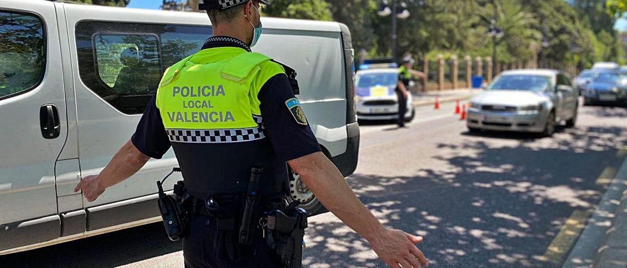 Controles de la Policía Local de València por el uso de la mascarilla y otras irregularidades.