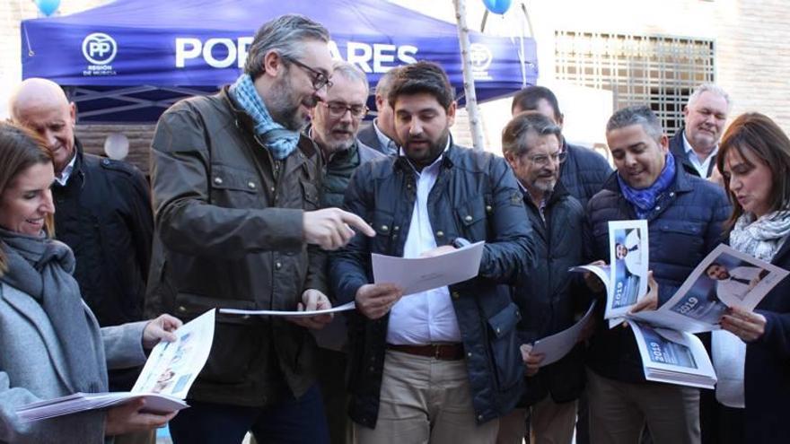 Fernando López Miras y Víctor Martínez, junto con varios diputados del PP, ayer, en Las Claras, Murcia.