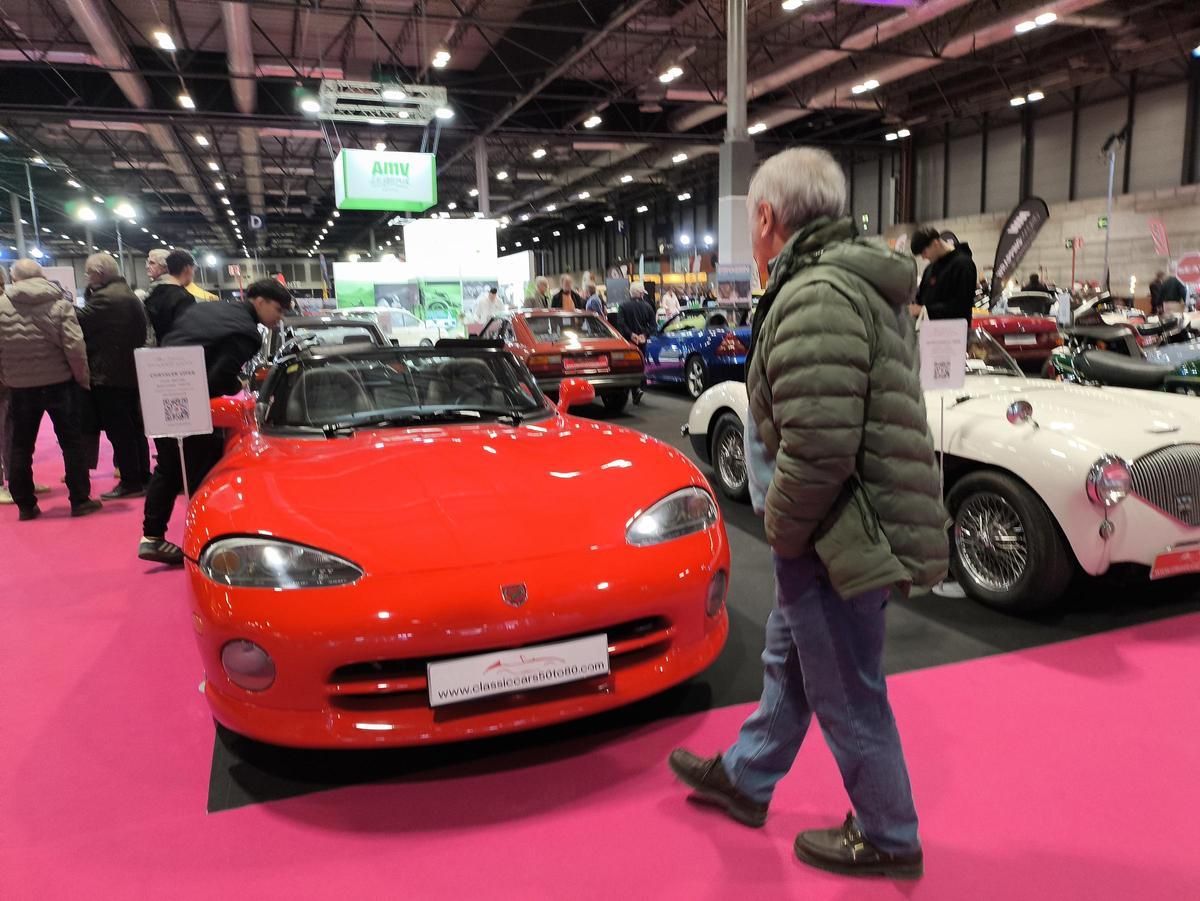 Kırmızı 1996 Chrysler Viper'a bakan adam