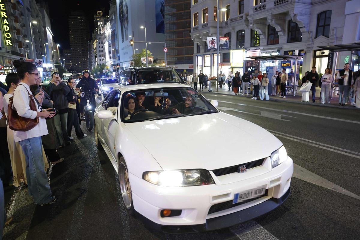 Las imágenes de la aparición sorpresa de Rosalía el centro de Madrid