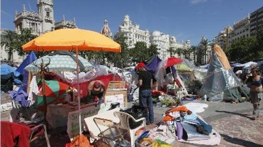 Acampados en la plaza del Ayuntamiento de Valencia, ayer por la mañana.