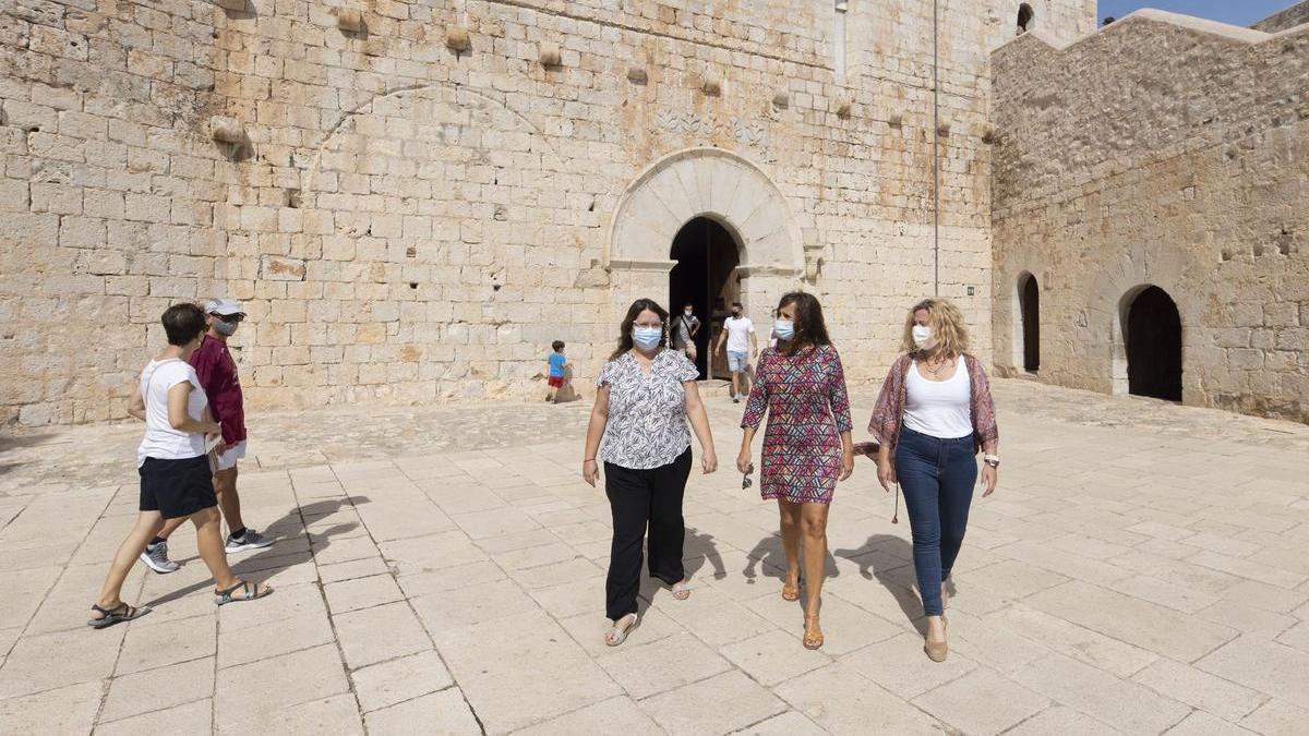 La diputada de Turismo, Virginia Martí, junto con la diputada de Cultura, Ruth Sanz, en el castillo de Peñíscola.