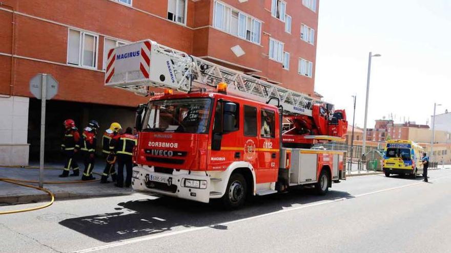 Bomberos trabajan en la extinción del fuego en la avenida de Galicia.