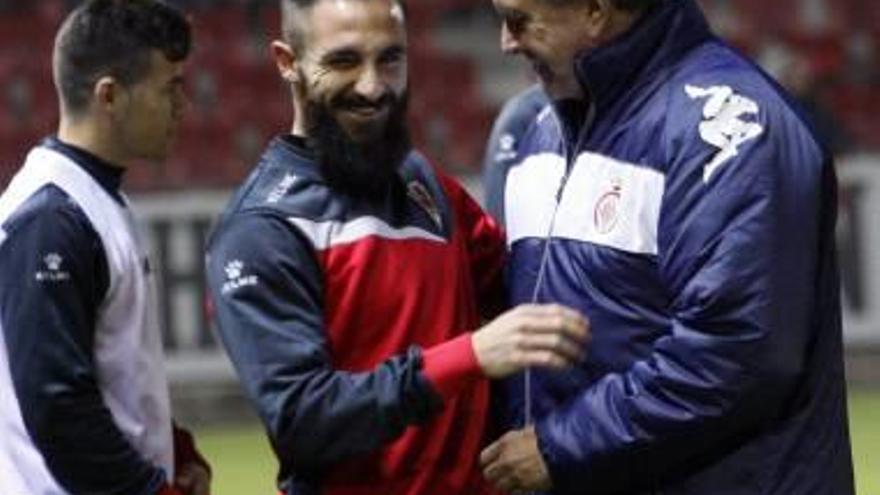 Cifu saluda a antiguos compañeros en el Girona antes del partido.