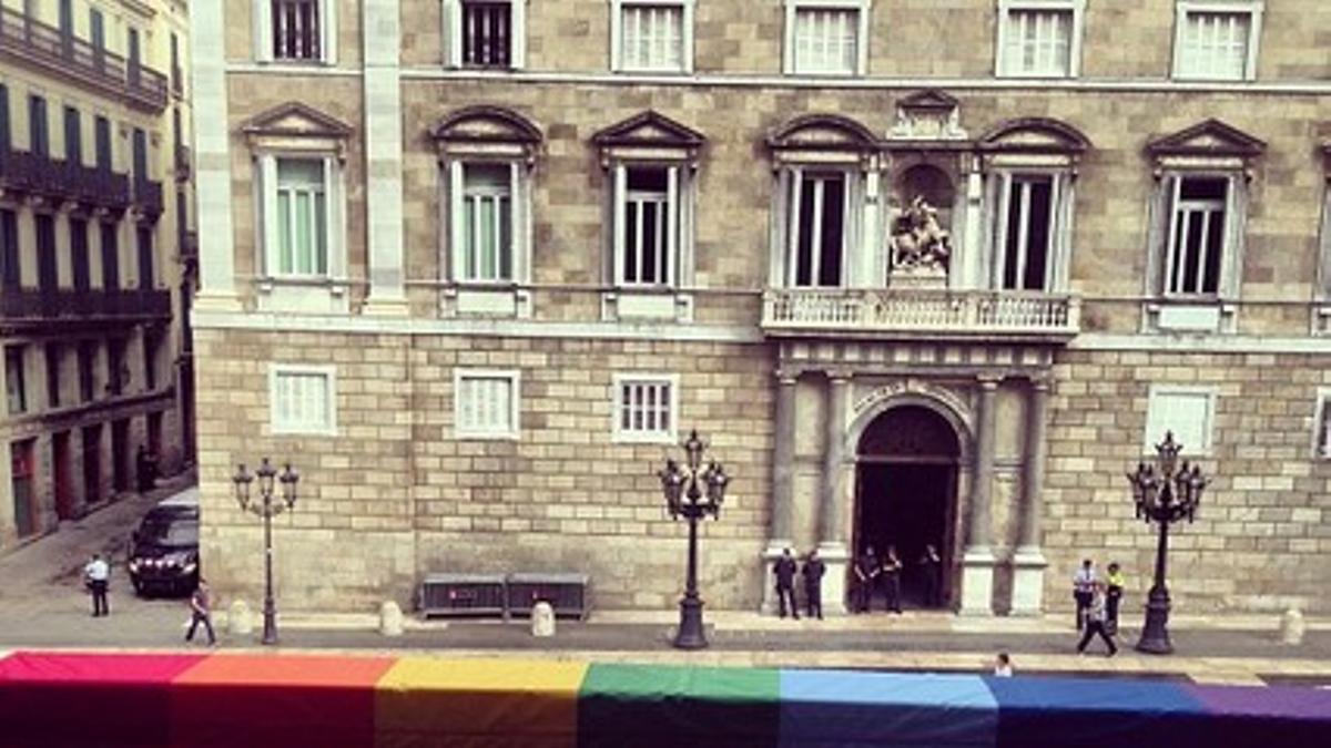 El Ayuntamiento de Barcelona cuelga la bandera gay