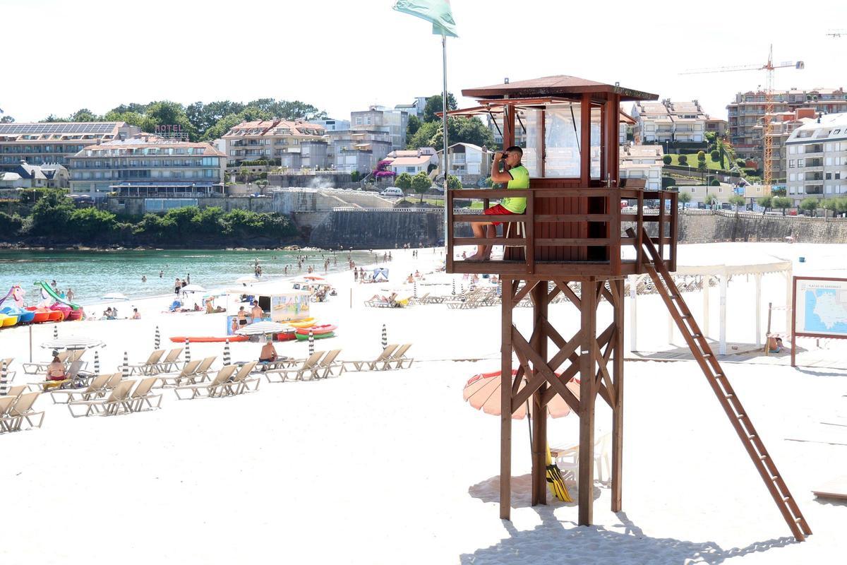 Los socorristas se estrenaron este viernes en la playa de Silgar, en Sanxenxo