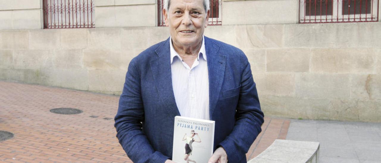 Alfonso S. Palomares, en Ourense, con su libro &quot;Pyjama Party&quot;. // Iñaki Osorio