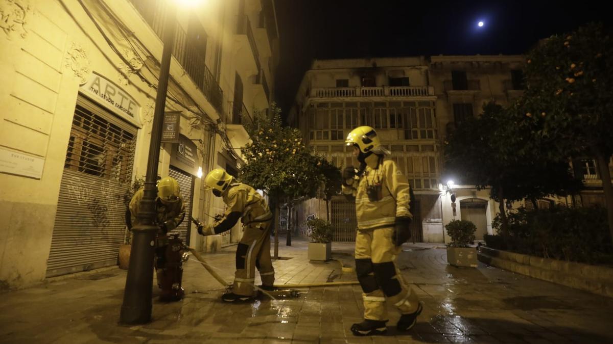 Un incendio destruye parte del antiguo hotel Perú, en la plaza del Banc de s'Oli de Palma