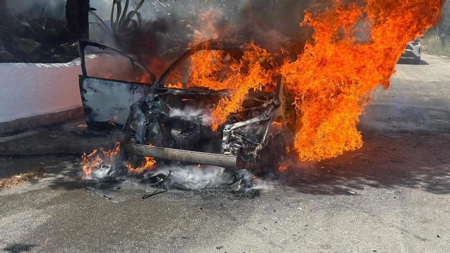 Arde un coche en la Cumbre del Sol de Benitatxell: Policía Local y Protección Civil evitan que las llamas se propaguen