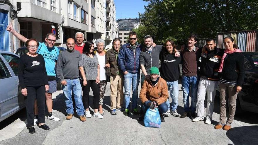 Vecinos, técnicos y usuarios del Comité Antisida A Coruña (Casco) juntos, en la calle Padre Sarmiento, ante su sede.