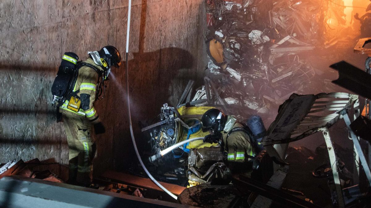 Declarado un fuego en el desguace de Ca Na Negreta