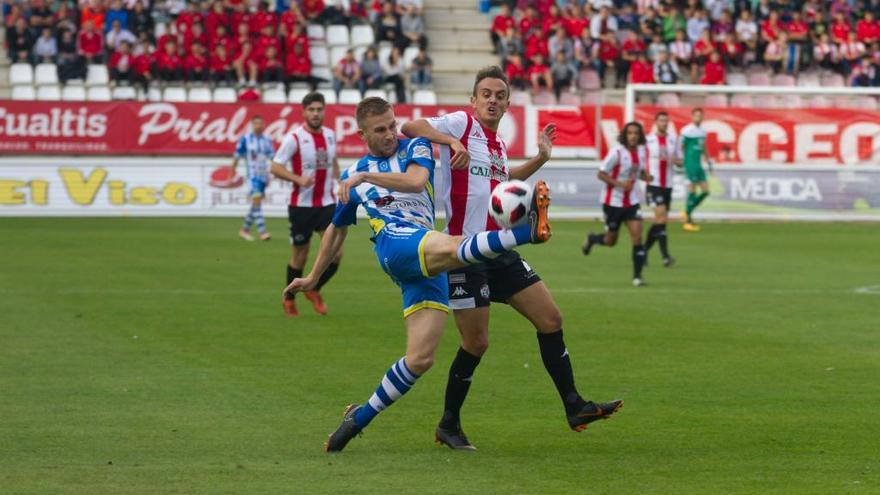 Garban y un jugador de la Arandina pelean un balón en el partido en el Ruta de la Plata