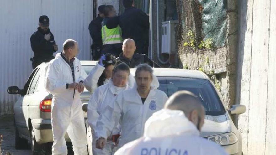 Agentes de la Policía Científica, ayer, en el exterior del domicilio del fallecido.