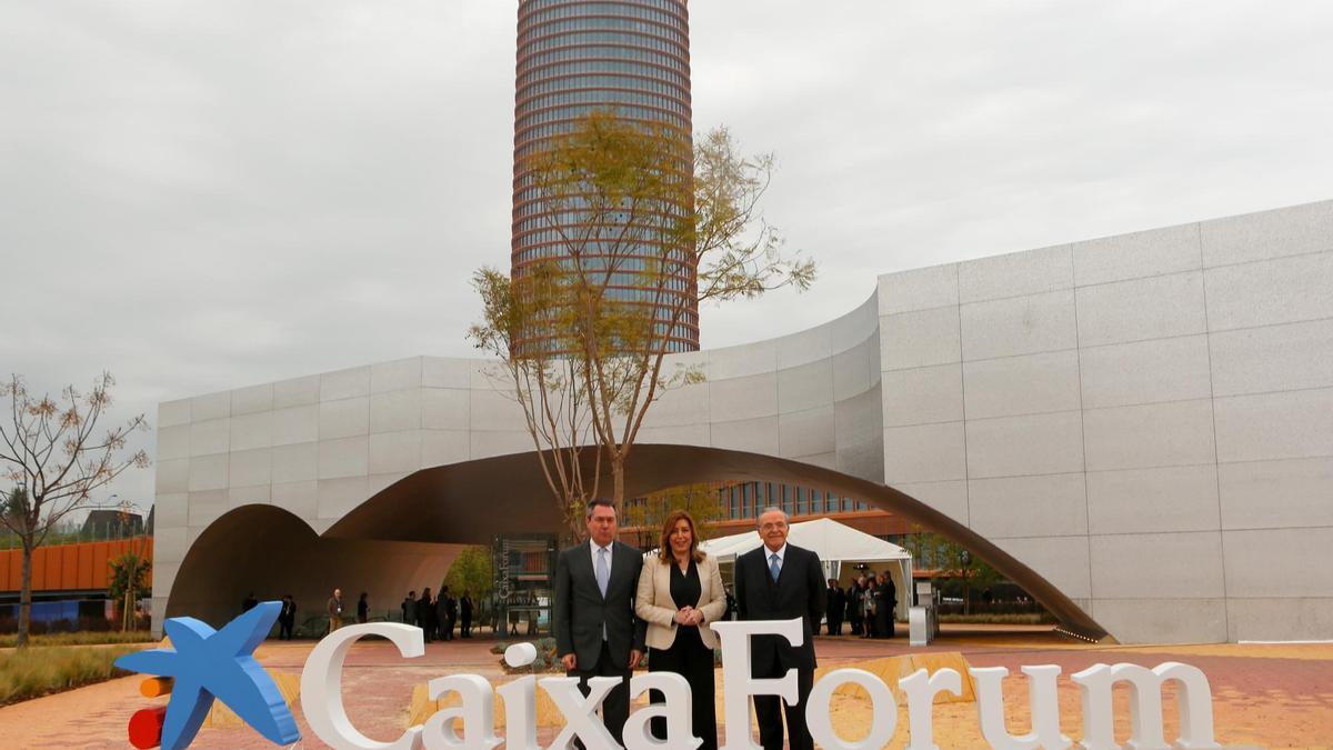 Inauguración de CaixaForum Sevilla. El nuevo centro cultural ubicado en el complejo Torre Sevilla, en la Isla de la Cartuja, ha abierto sus puertas este viernes con el objetivo de conseguir unas 300.000 visitas al año. Ha sido inaugurado por el presidente de la Fundación Bancaria &#039;la Caixa&#039;, Isidro Fainé, la presidenta de la Junta, Susana Díaz, y el alcalde de Sevilla, Juan Espadas. / EFE