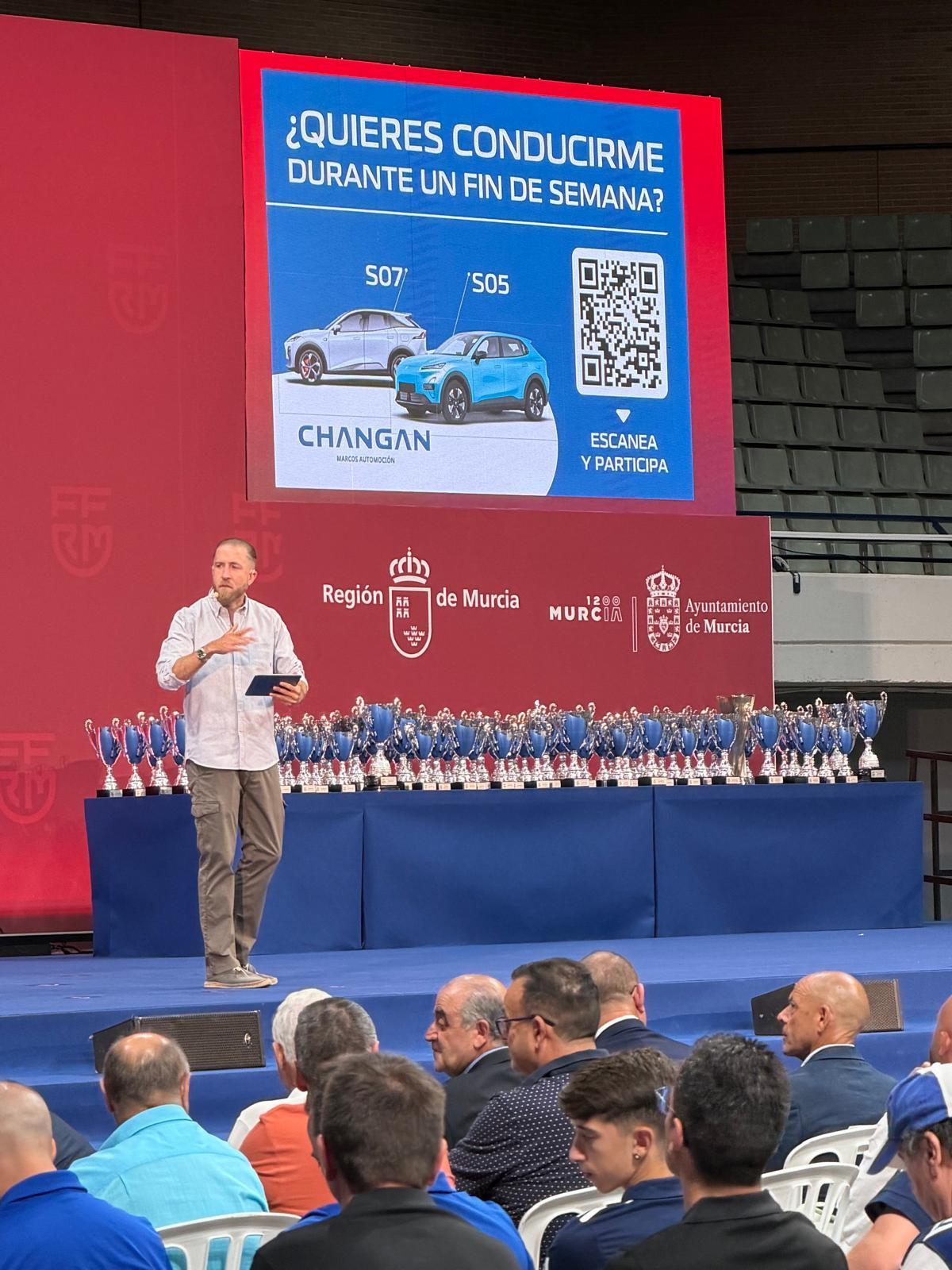 Marcos Automoción, nuevo patrocinador de la FFRM, estuvo presente en la gala con sus nuevos modelos de coches eléctricos.