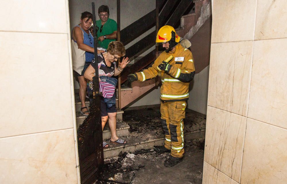 Los bomberos sofocan un incendio en una casa de San Vicente del Raspeig