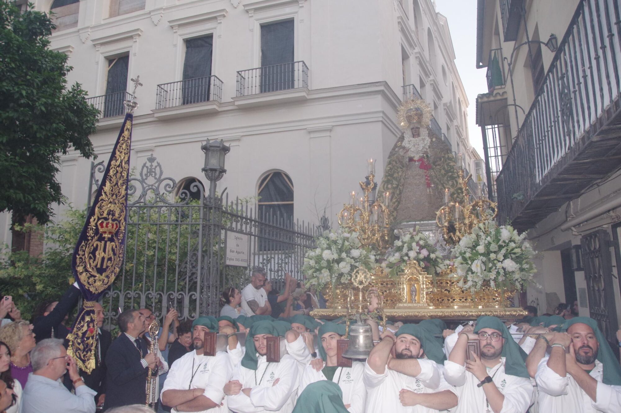 Procesión triunfal de regreso de la Virgen de la Esperanza a su basílica tras su peregrinación a Roma