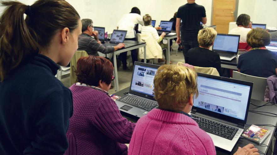 Curso de Internet para mayores en la sala informática del Centro Cívico El Ferial.