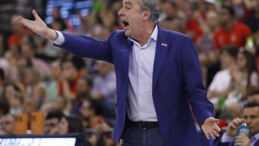 Vidorreta hace indicaciones a sus jugadoires en el duelo de ayer.