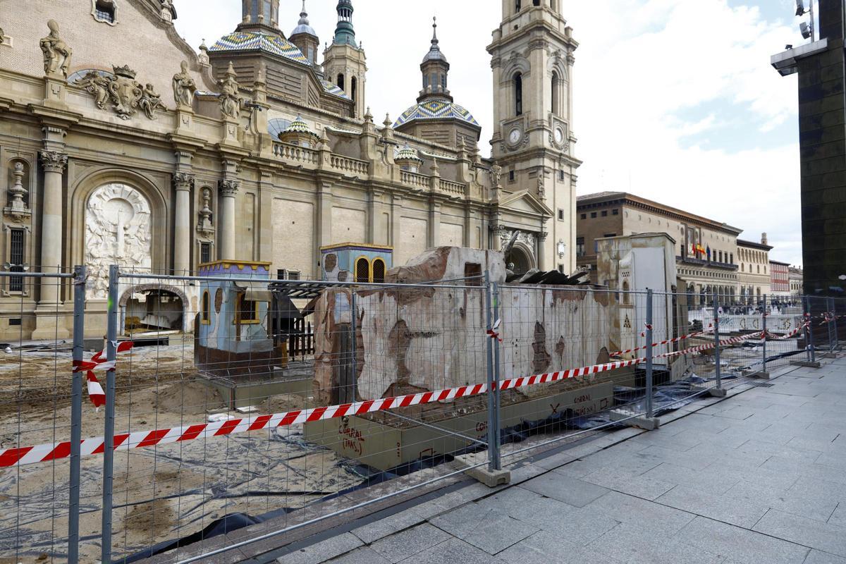 EN IMÁGENES | Comienza el montaje del belén de la plaza del Pilar