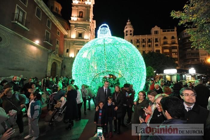 Estrellas y bolas ya brillan en las calles de Murcia