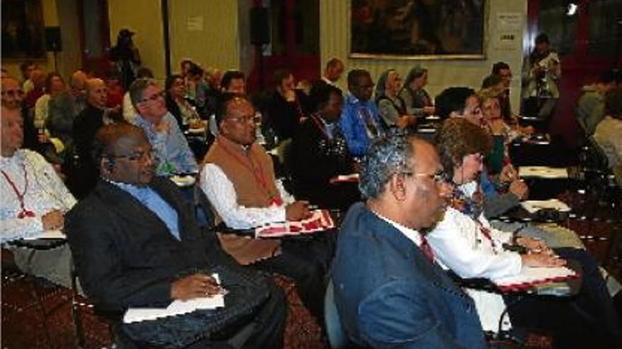 Assistents a la primera jornada del seminari internacional a la Cova que es va posar en marxa ahir