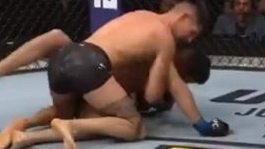 Momento en el que Joel El fenómeno Álvarez finaliza a Danilo Belluardo en UFC Stockholm