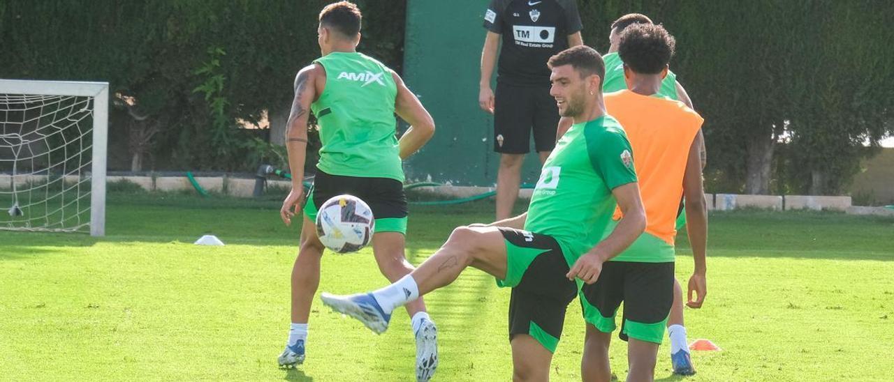 Pastore intenta controlar un balón, durante el entrenamiento de este jueves