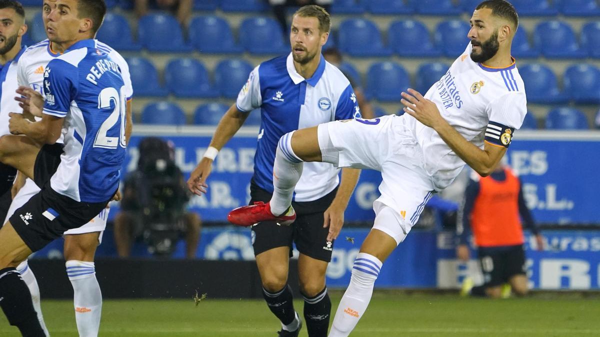 Benzema marca el primer gol del Madrid.