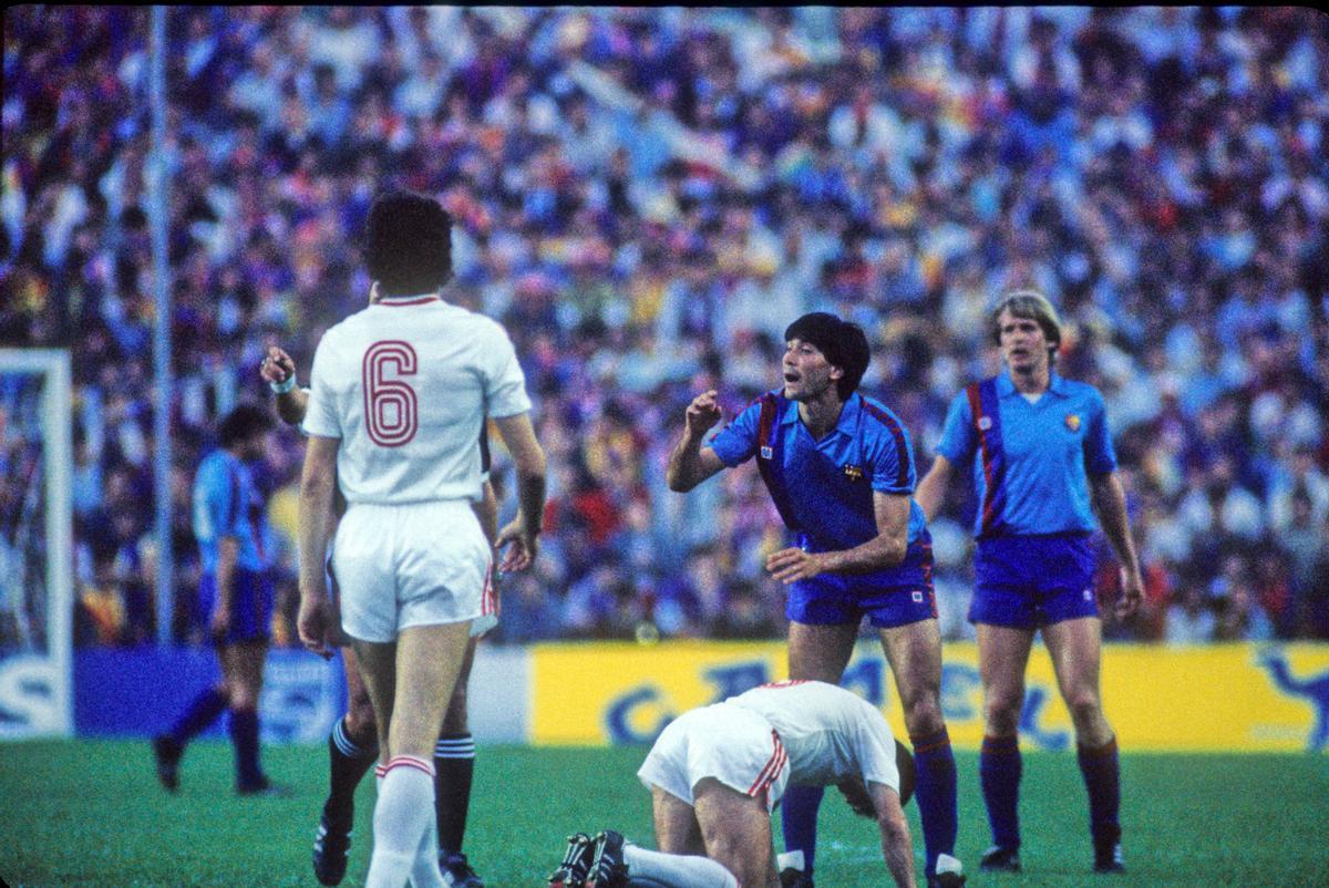Carrasco y Schuster, ante Bölöni, en la final de la Copa de Europa de 1986 en Sevilla.