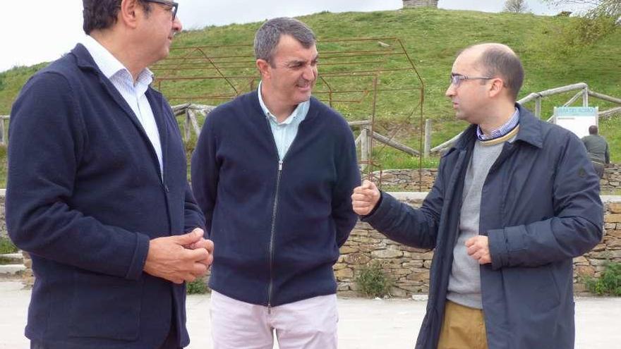 Julio González Zapico, Javier Guillén y José Víctor Rodríguez, ayer, en el santuario del Acebo.