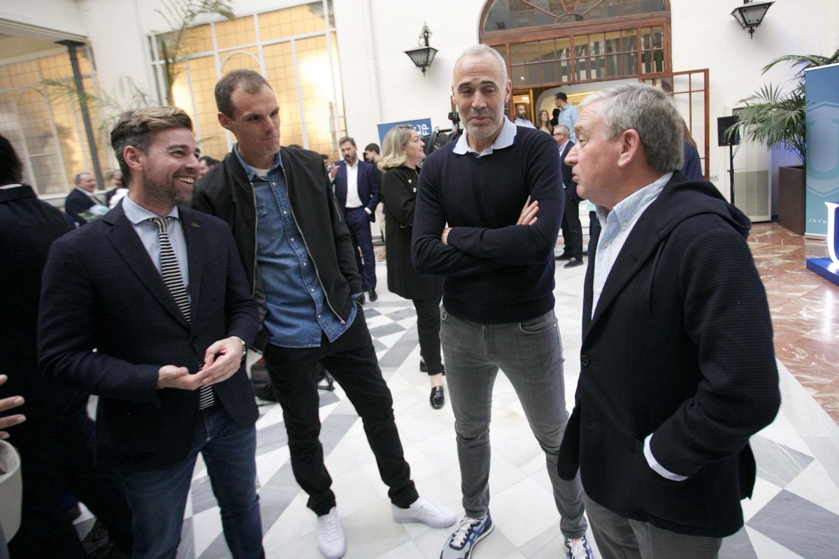 Luis León, con Álex Corretja y Javier Clemente