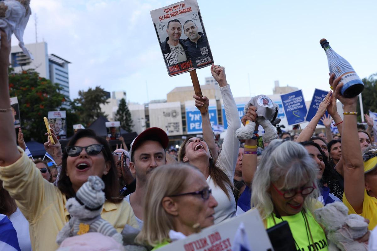 Cientos de personas aguardan en Tel Aviv el regreso de los rehenes liberados por Hamás