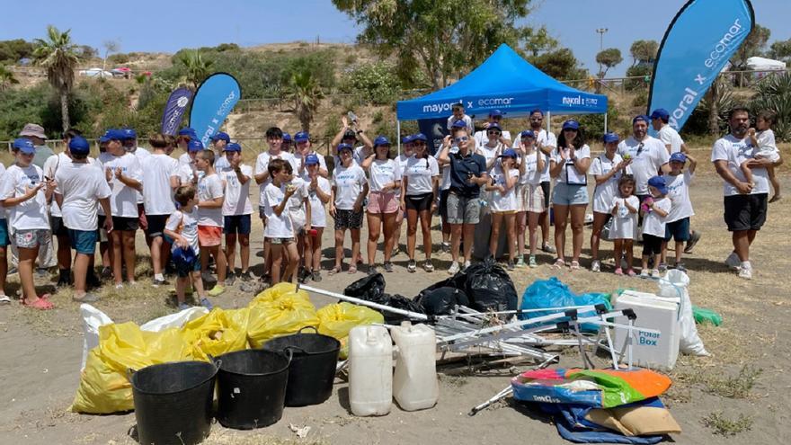Mayoral y Ecomar recogen 86 kilos de residuos de la playa del Peñón del Cuervo en Málaga